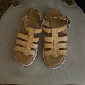 Universal threads platform sandals